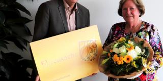 Bürgermeister Horst Krybus überreicht Ingrid Jeckel die 250. Ehrenamtskarte.