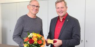 Gerd-Peter Grundmann (l.) nahm die 600. Ehrenamtskarte von Bürgermeister Jürgen Kleine-Frauns (r.) entgegen