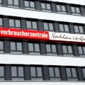 Fassade der Geschäftsstelle der Verbraucherzentrale Nordrhein-Westfalen mit Schriftzug